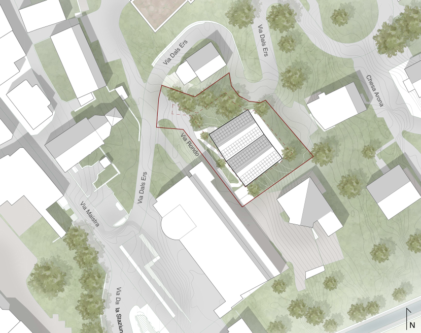 Situationplan eines alpinen Wohnprojekts im Oberengadin mit Landschaftsarchitektur, Topografie, Wegeführung und Einbindung in die bestehende Umgebung